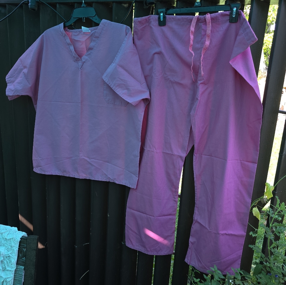 Fashion Seal Healthcare scrubs size large